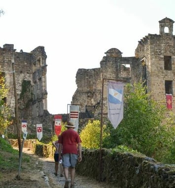 Plongez dans l'histoire mouvementée de la vallée lors d'une visite immersive au château