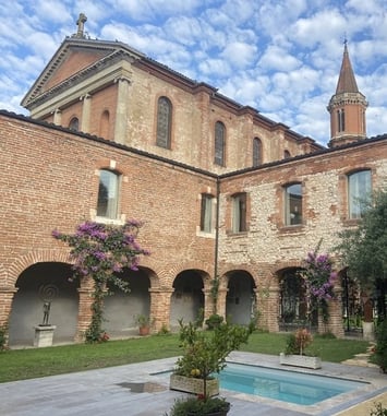 Visitez le cloître des Capucins rénové de l'église de la Madeleine, à Albi