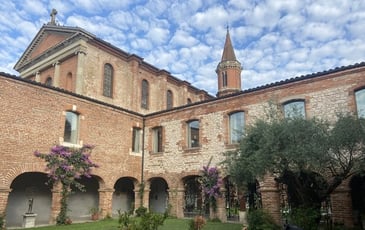 Visitez le cloître des Capucins rénové de l'église de la Madeleine, à Albi