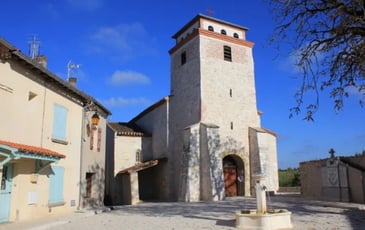 Découvrez l'église de ce charmant village et son incroyable collection d'objets sacrés