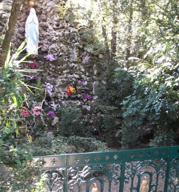 Visite commentée de l'église Saint-Hippolyte et de l'ancien cimetière avec la grotte Notre-Dame de Lourdes