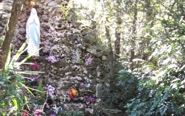Visite commentée de l'église Saint-Hippolyte et de l'ancien cimetière avec la grotte Notre-Dame de Lourdes