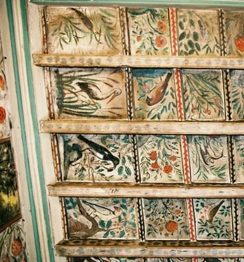 Entrez dans le bureau du maire et émerveillez-vous devant son incroyable plafond peint du XVIIe siècle !