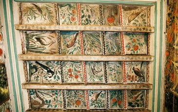 Entrez dans le bureau du maire et émerveillez-vous devant son incroyable plafond peint du XVIIe siècle !